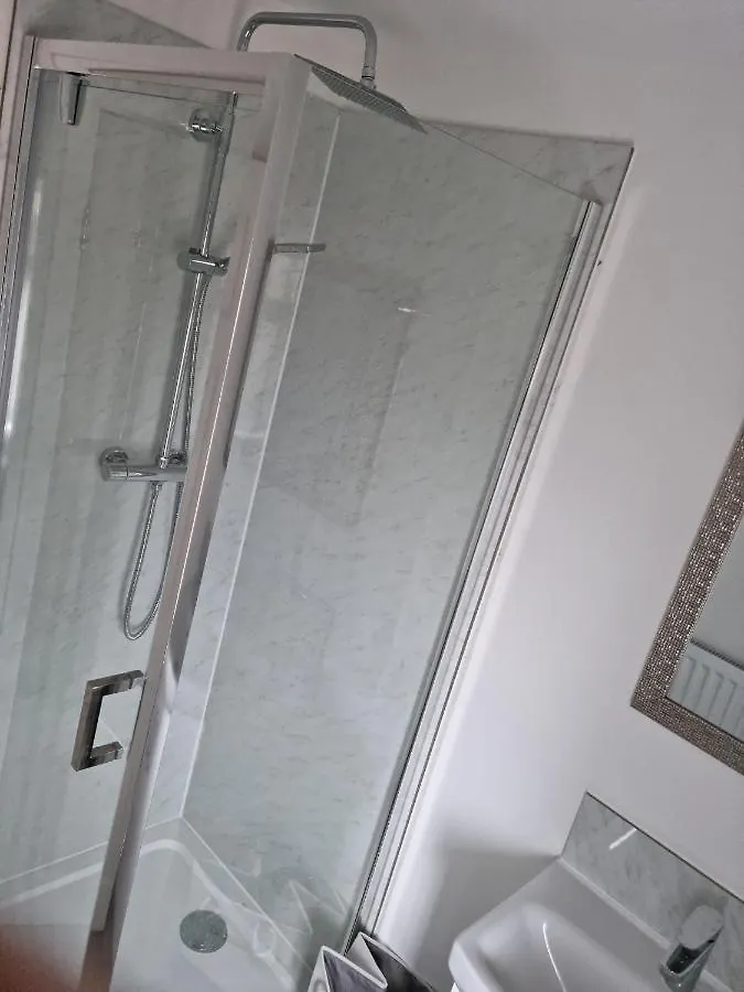 3 Bedroom House-Ellesmere Port 0*,